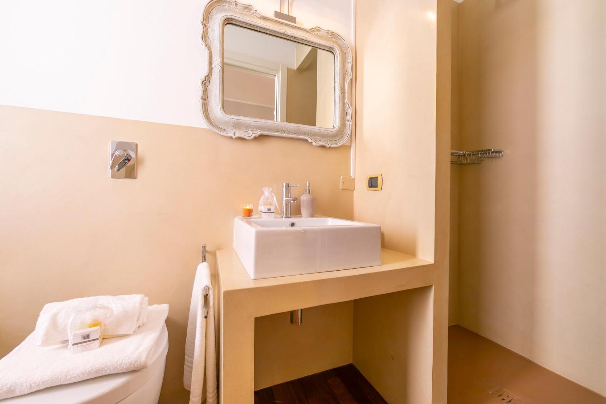 Appartamento Il Golfo Lake View - Happy Rentals لافينو المظهر الخارجي الصورة